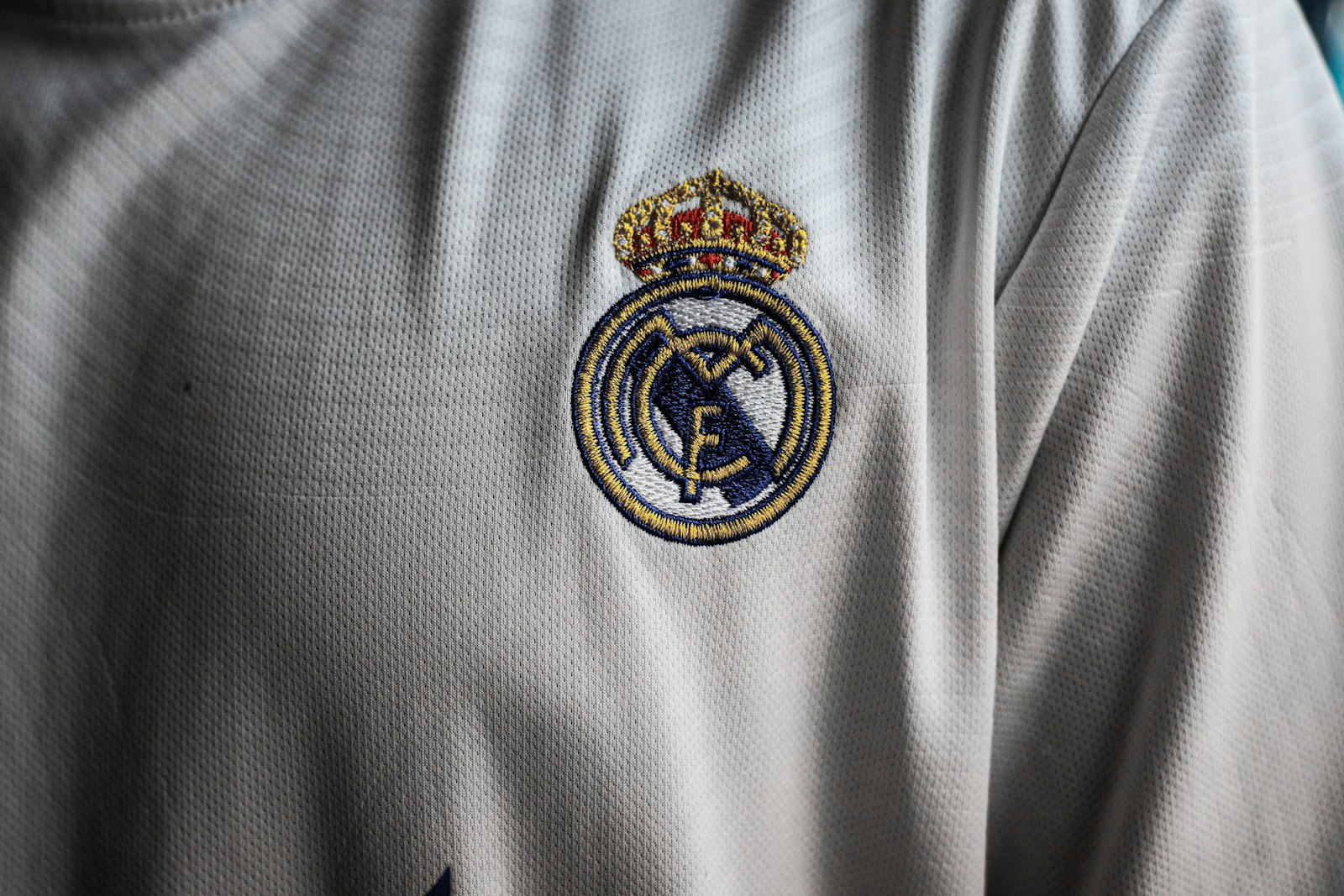 Custom embroidered football jersey review: fabric, stitching and fit details